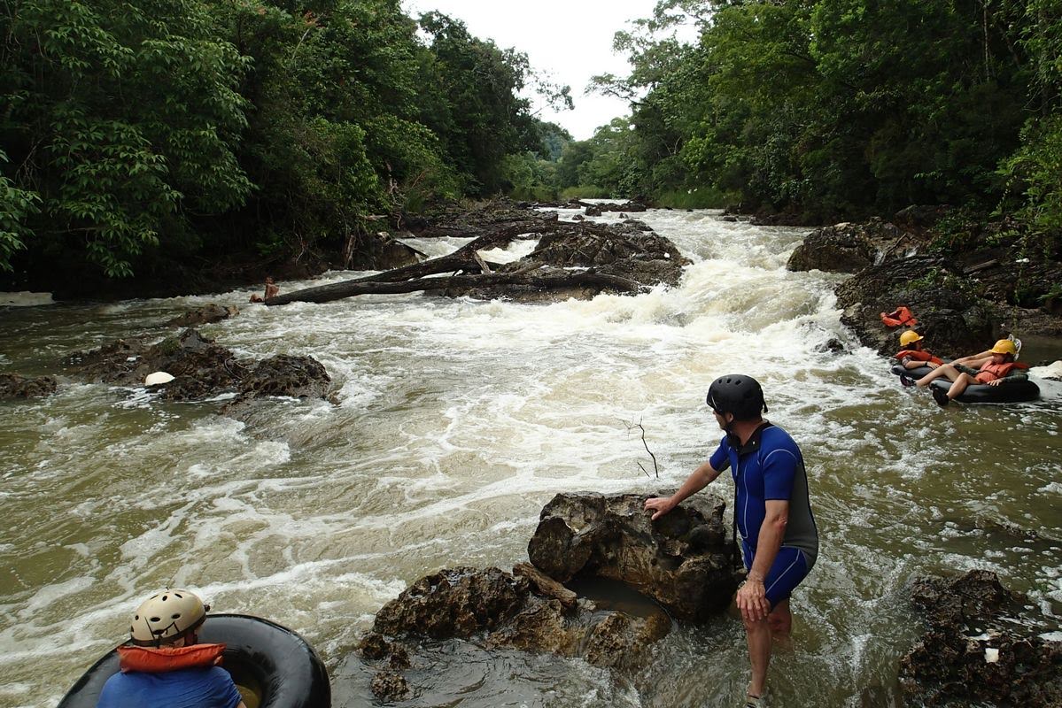 Lidt forslået, forstuet lillefinger men højt humør efter hård rafting på Machaquilafloden.jpg